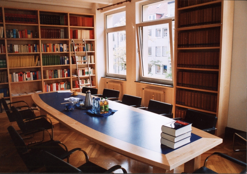 Maßgefertigte Bibliothek und Konferenztisch aus Holz